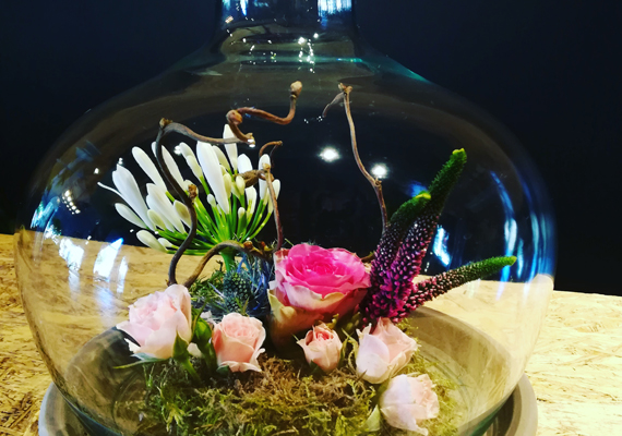 Bloemencompositie under glazen koepel Véronica
