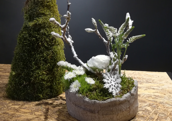 Winterse bloemencompositie. Mini kerstboom