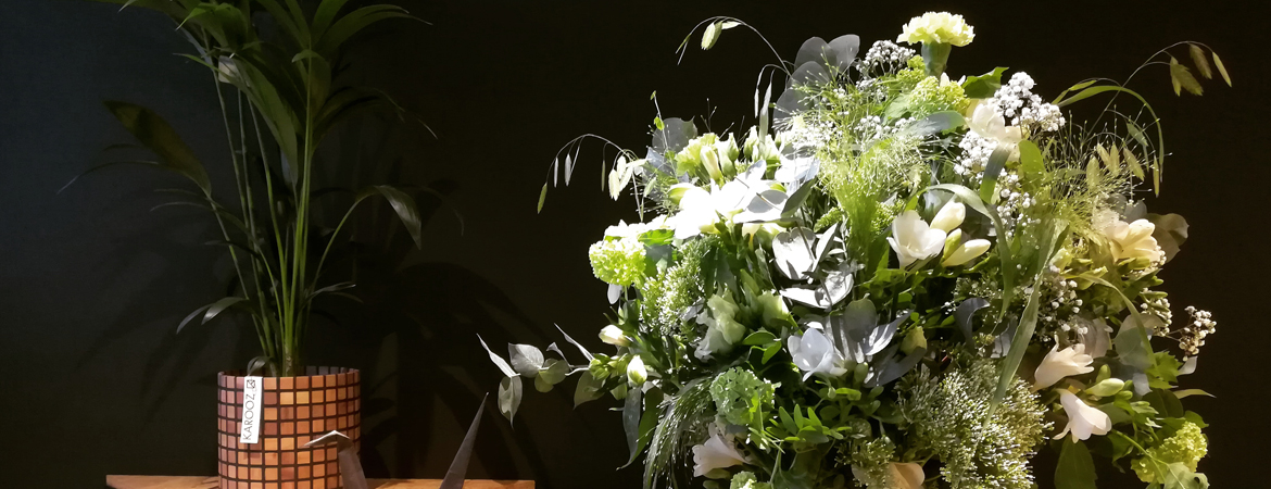 Huwelijksversiering met wit groen boeket, origami en Karooz bloempot