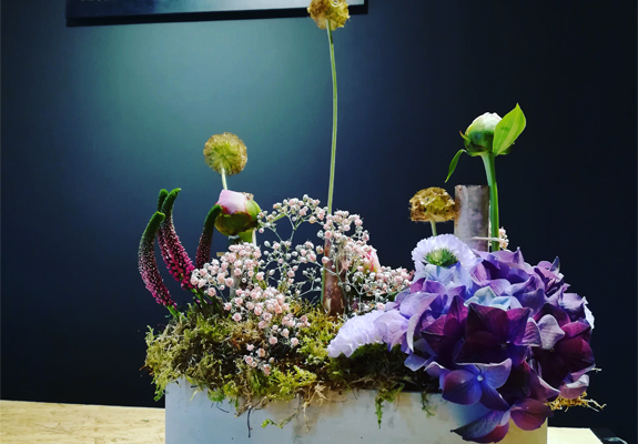 Bloemencompositie cuberdon, hortensia en betonnen bloempot