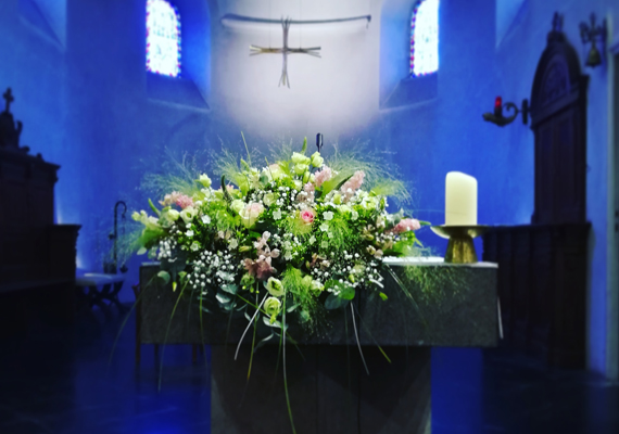 Bloemencompositie op altaar voor huwelijk
