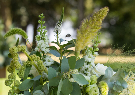 Bloemencompositie voor huwelijk amarant en gras
